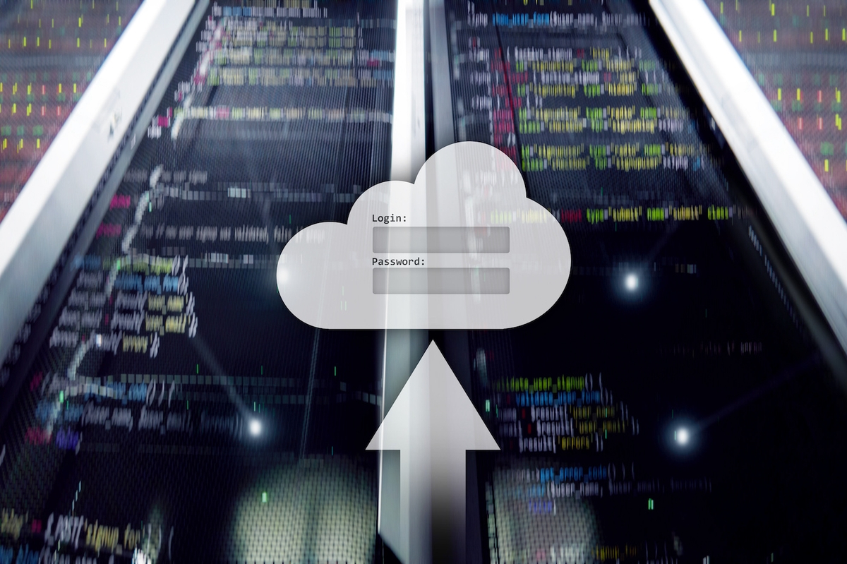 What does Windows Server 2022 do for Windows containers?